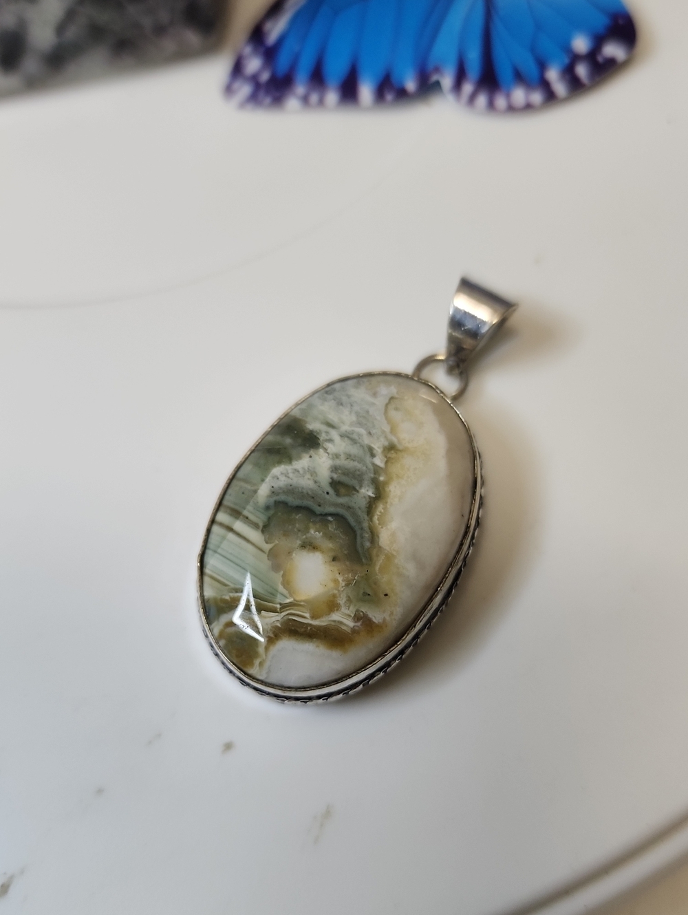 Oval Green and Cream Agate Pendant Necklace